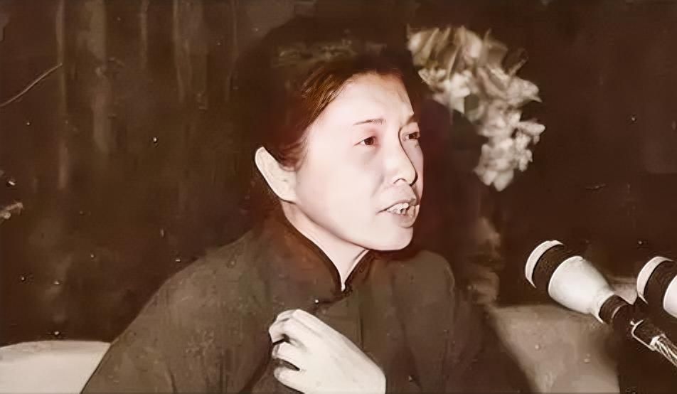 来到重庆之后，龚澎担任周恩来的外事秘书。周恩来以屋内三张地图作为特殊面试，考验她
