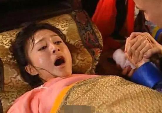 古人生孩子的必备: 接生婆、高粱杆、热水、靓汤。但有时产妇还要抓着悬挂木棍站着生