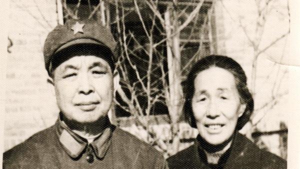 1953年，西康军区司令员刘忠，听说母亲尚在人世，就带妻子回家探亲，回家后，他见