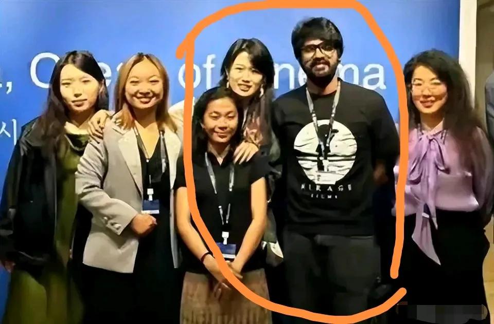 肢体语言骗不了人，从流出来的照片看，赖宇晴右胳膊伸出来老远，搂住左数第二个女