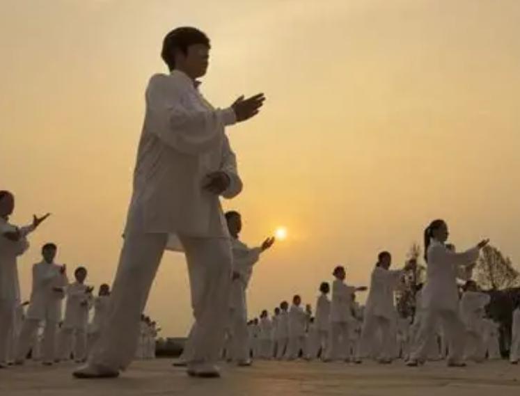 你还在用腰“硬扛”重心？高手都用胯“托”重心！这3个动作让你稳如泰山