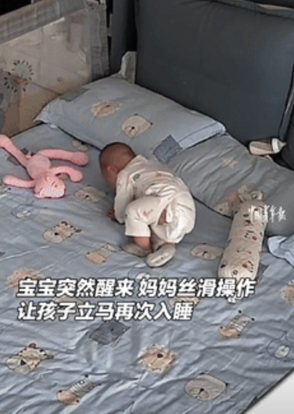 “这就是妈妈给的安全感！”妈妈做家务时宝宝突然醒来，不料，妈妈的一个“神操作”，