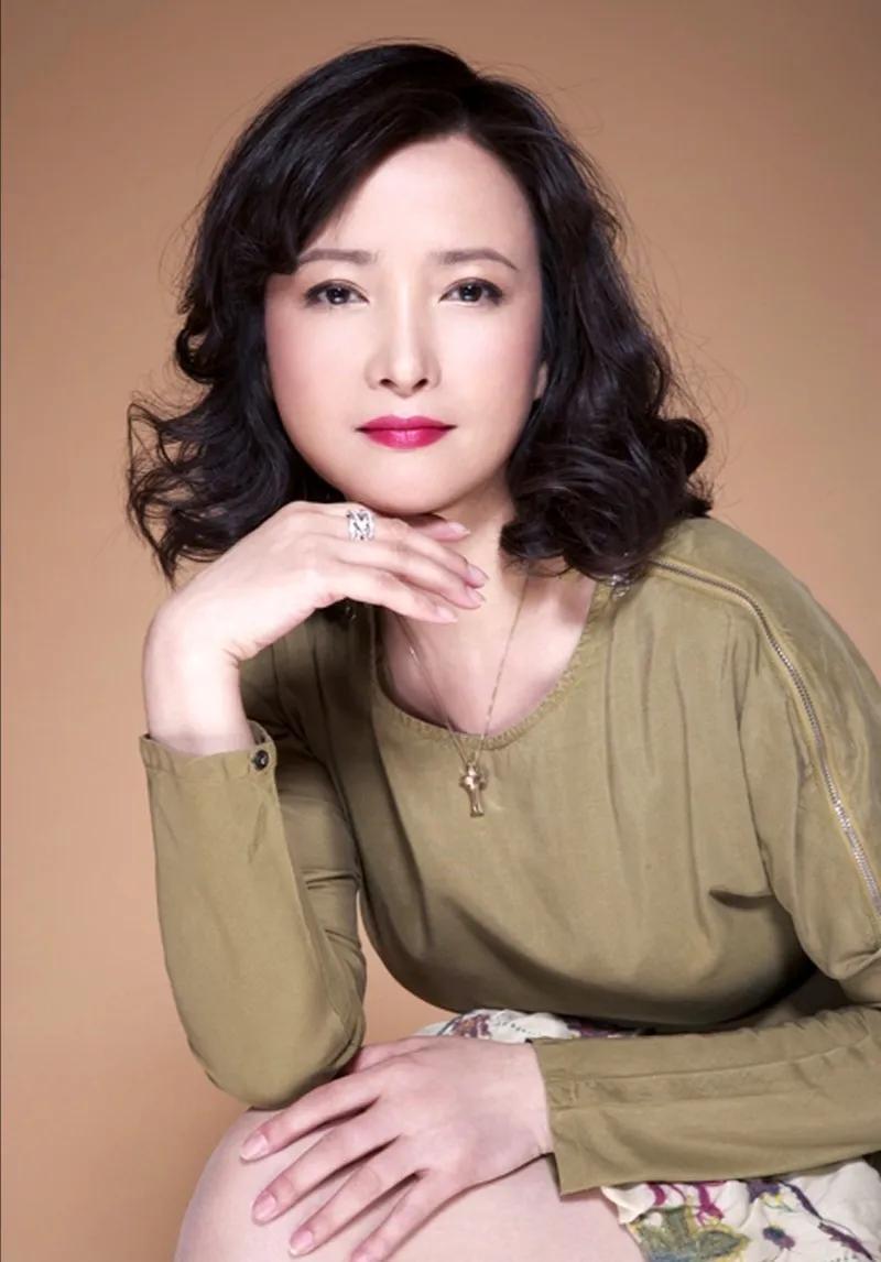 说到何晴在娱乐圈的影响力，你可能很难用今天“顶流”、“爆红”这样的词去衡量她。她