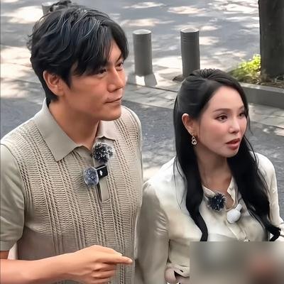 58岁，伊能静把滤镜撕了，皱纹全露出来。搁十年前，这是要她命的事。那时她染黑发、穿粉裙、跟镜头死磕少