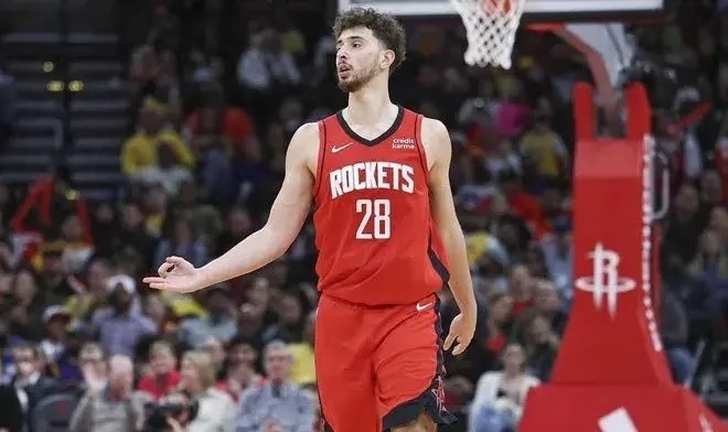 NBA看火箭五子本赛季全面进化后的表现：1、申京——23岁，身高2米11，司职中