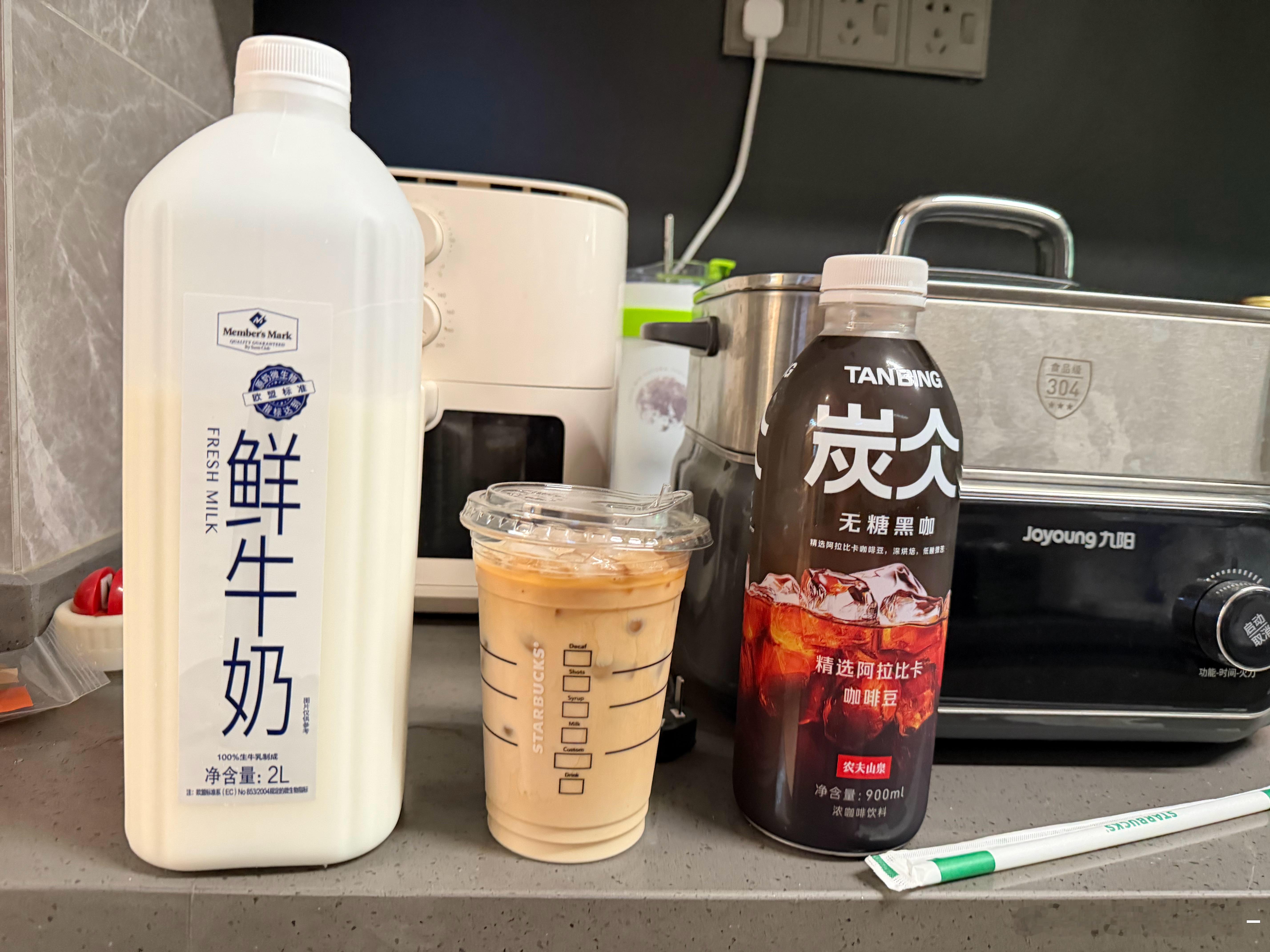 经济下行，星巴克咖啡自己在家做吧。成本3块，外面卖30，立省27元！我真是个天才