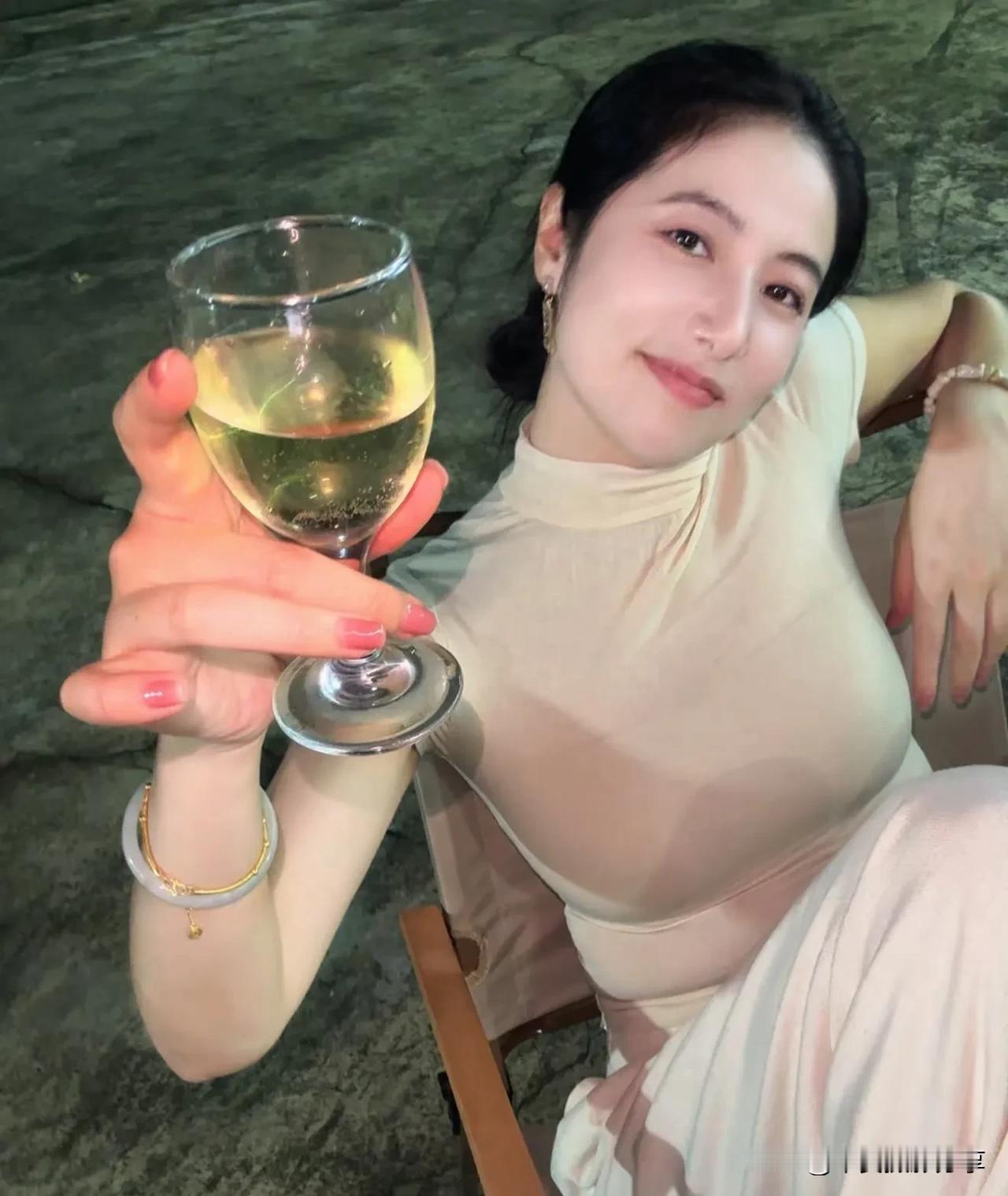 酒逢知己千杯少分享你相册里最美的照片发出你相册里面最好看的一张照片想看看大家