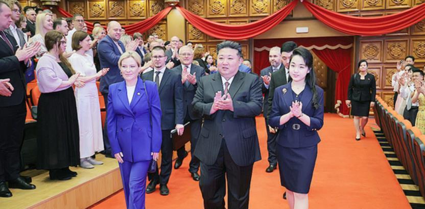 【纪念俄朝签订《全面战略伙伴关系条约》一周年演出在平壤举行，朝鲜向俄罗斯库尔斯克