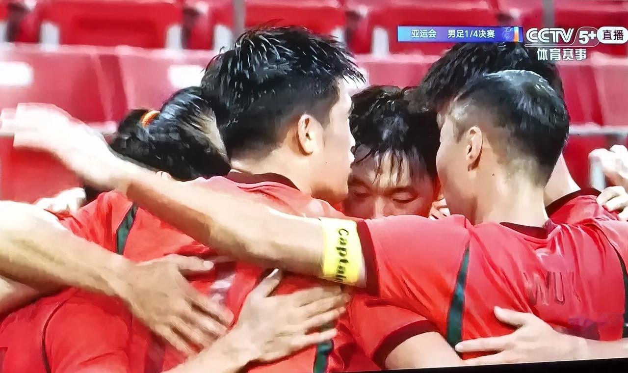 又有了！张玉宁！3：0！U23国足3：0领先泰国队！杨希长传，朱辰杰头球摆渡，