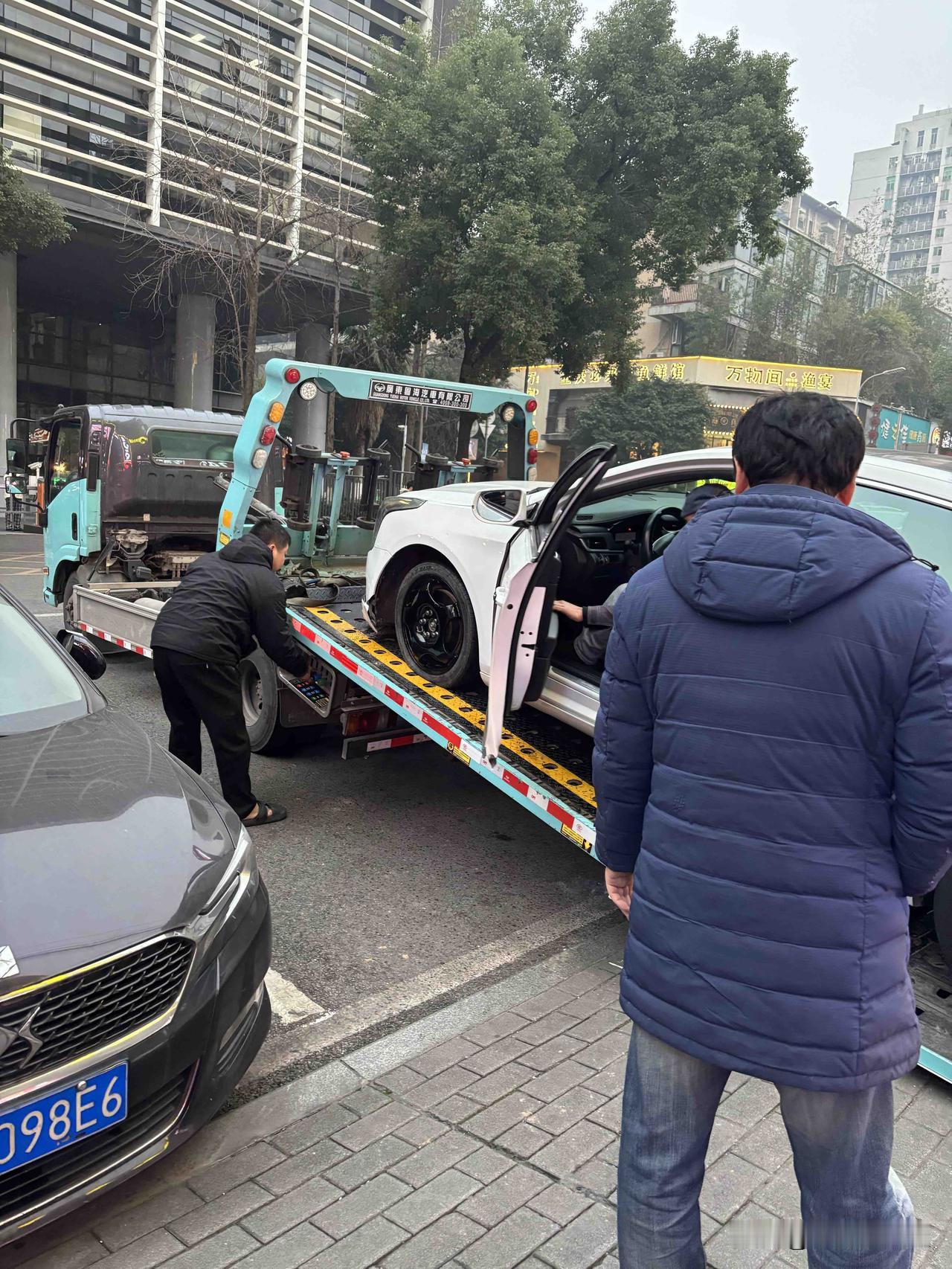 都说了不要去，偏要去，这下晓得锅儿是铁打的了轮胎爆了，钢圈废了，保险杠破了拉