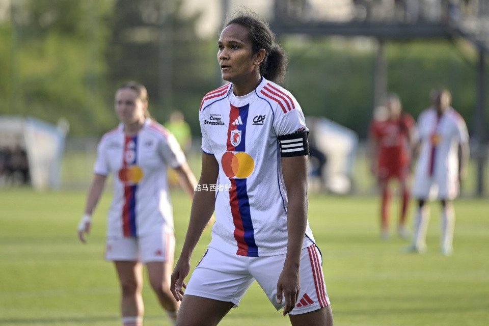 在这几天法女甲第戎女足解散风波中，我们可以看到一个多次出现的焦点，那就是法国女足