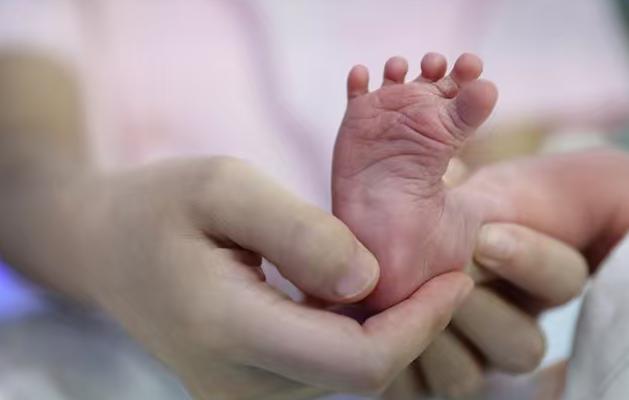 2025即将结束，三个好消息传来，事关老百姓钱袋子！第一个，明年生娃没压力了。