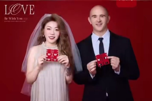 苏超南京队外籍主帅成南京女婿! 妻子发文: 愿年年相伴一切如意