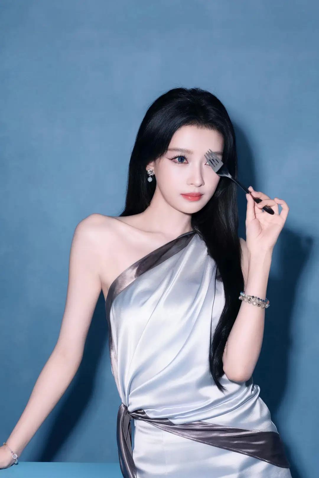 这位美女在整理她的发型。(孙怡)