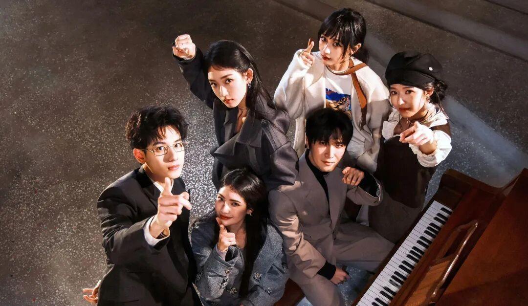 《即刻上场》大结局白律和宋律的感情走向，其实早被剧情细节悄悄锁定。两人早年分