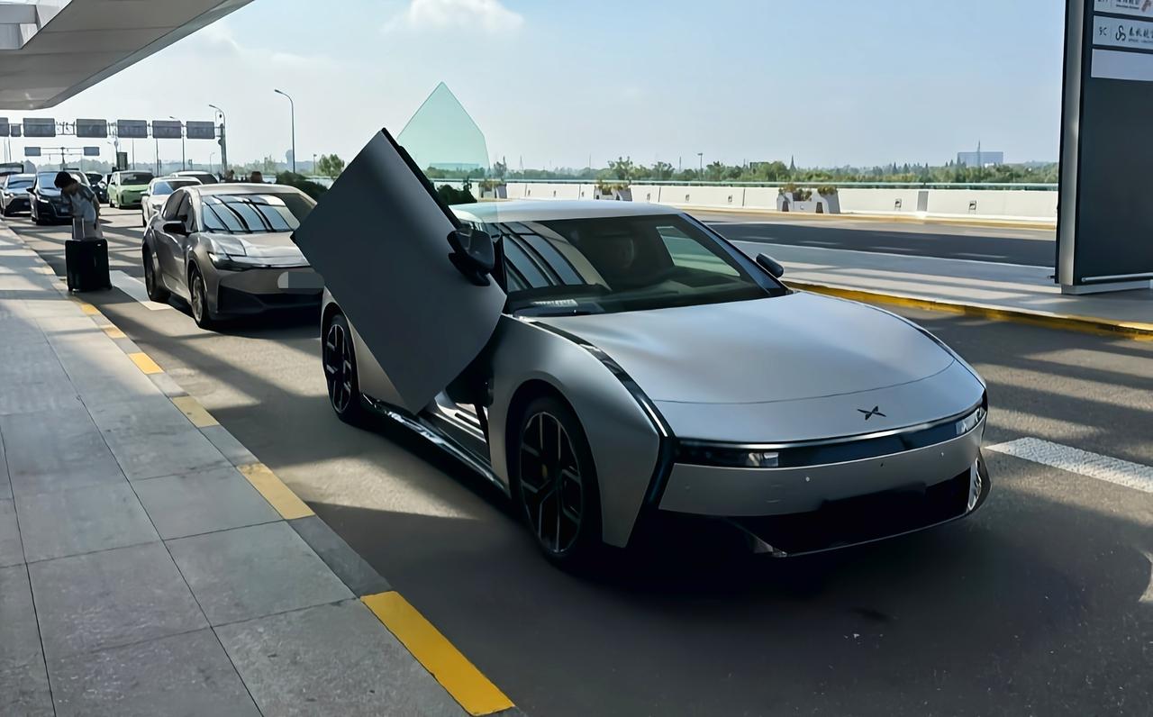 理想和小鹏，你更看好哪个?侧重点不同，理想主打家庭用户。增程式技术解决续航