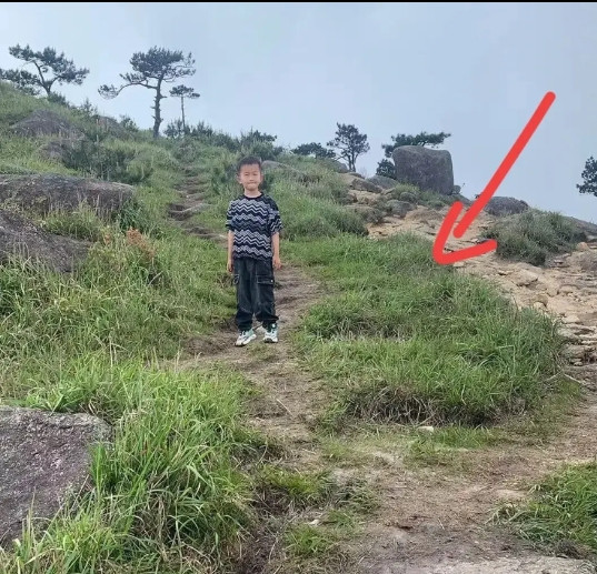 这就是莆田8岁孩子走丢的石谷解。从照片上可以看出来，山上没有像样的爬山台阶，