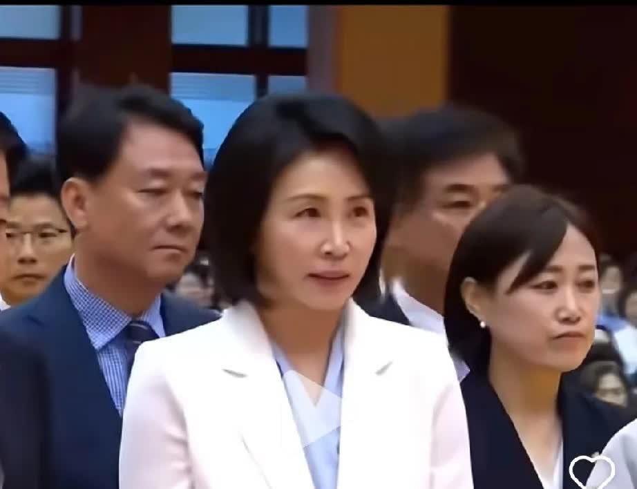 李在明老婆金惠景在他当选之后做的第一件事，不是立刻陪着李在明参加就职典礼，也不是