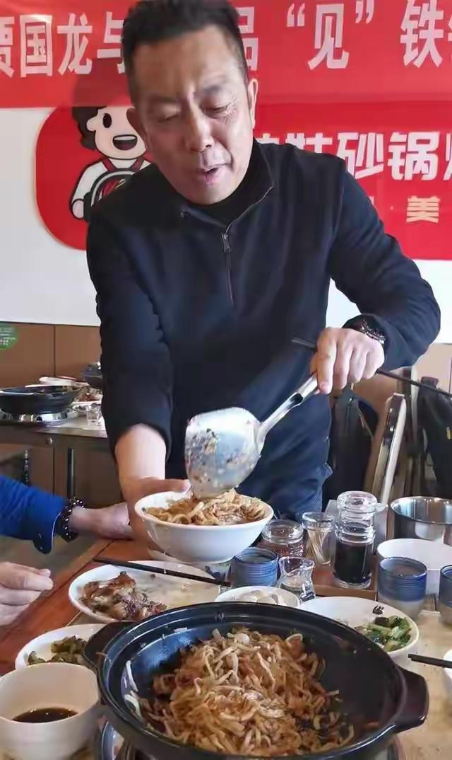 “40块一碗焖面，你吃不吃？贾国龙亲自下场揉面，还搞明厨焖面，看似态度诚恳，