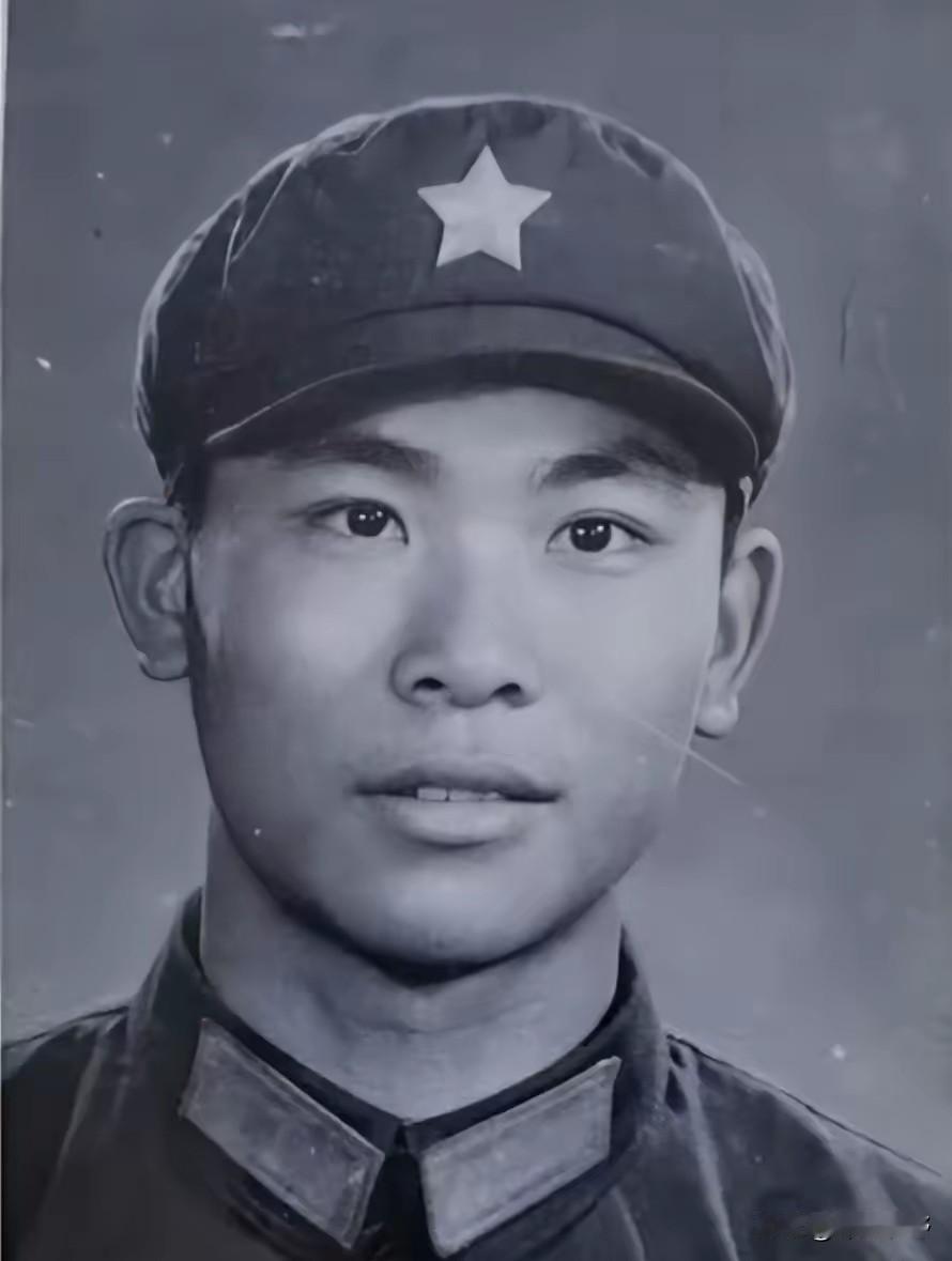 他名叫欧阳小雄，广东江门市人，于1969年应征入伍，先后担当班长、排长、连长职务