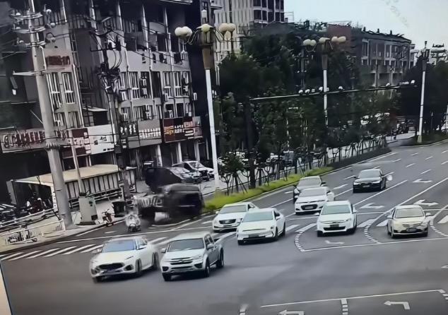 广德车祸司机被刑拘多方回应汽车碾过绿化带撞倒母子三人唉，不发视频了，这肇事车的