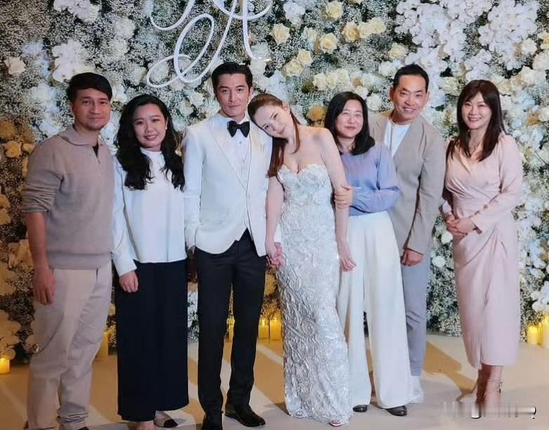 许玮甯爱得太明显，和嘉宾们合影，总是把头倾向邱泽肩膀，太甜蜜太幸福了。