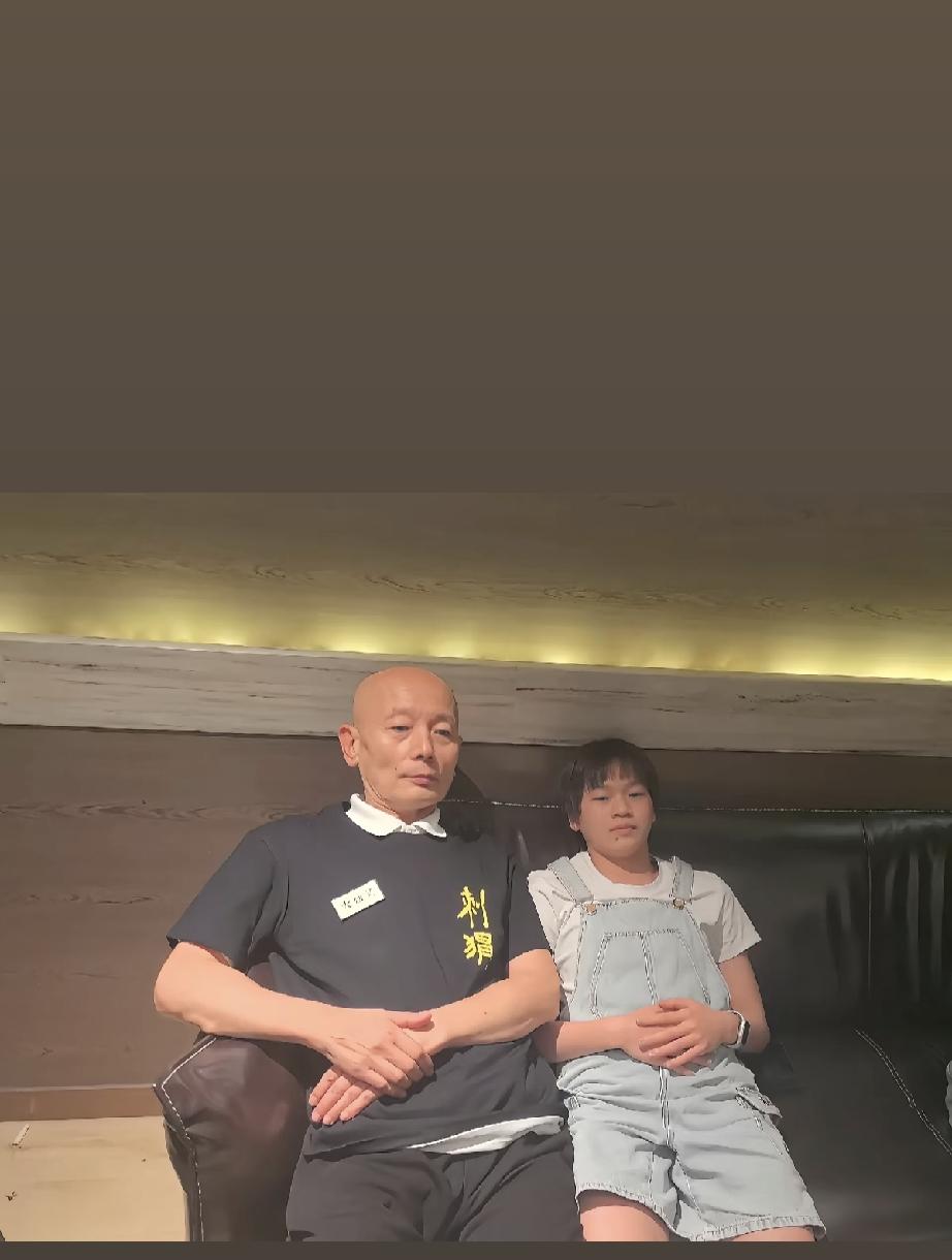 6月9日，全红婵近照曝光，陈若琳先是晒了她和葛优的合影，还有网友晒出她获奖后的视