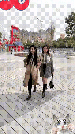 不好意思，请把“门”关上[捂脸哭]某地都市，两位美女在外地打工，今天提前回家过