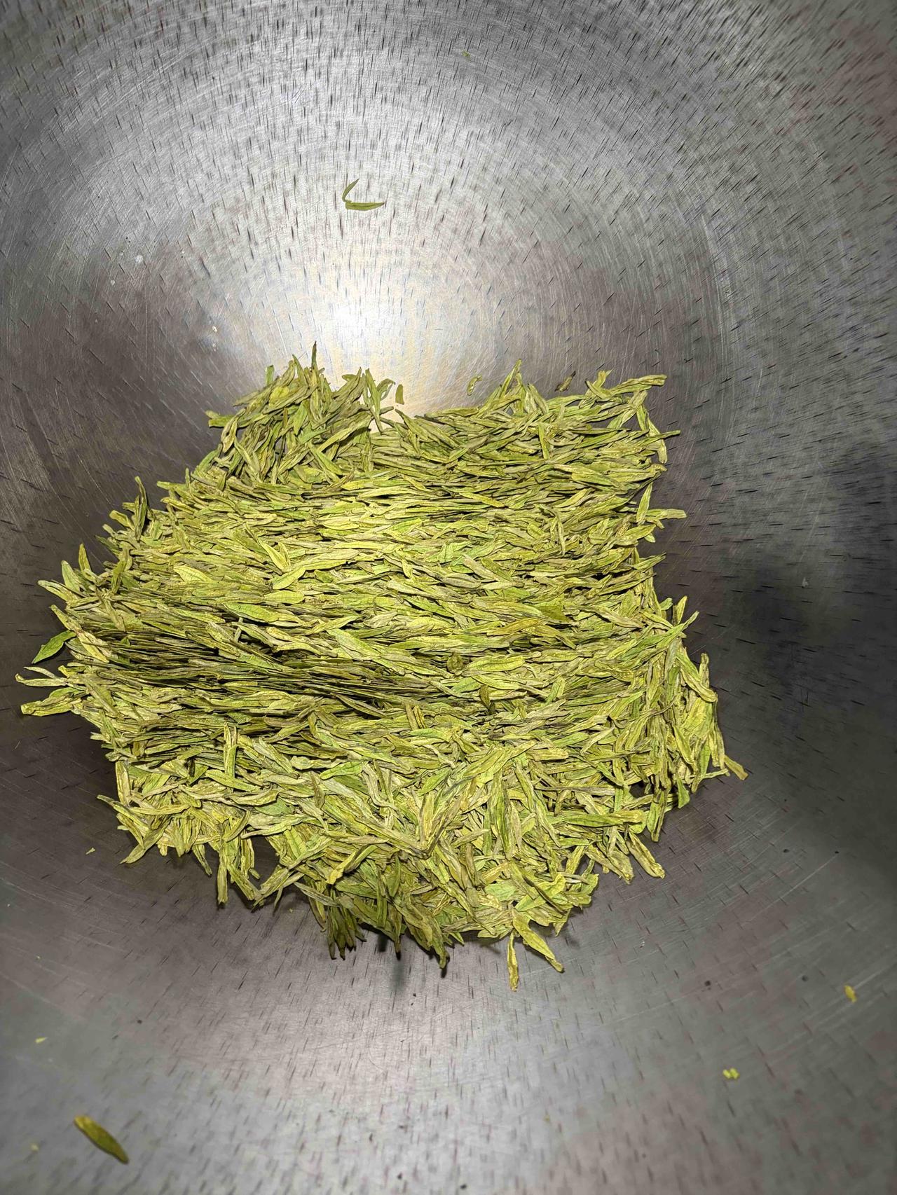 夜深人静炒茶时，下午摘了点野茶，做成了卷形；奶白茶，做成了扁形。明天再试试味道