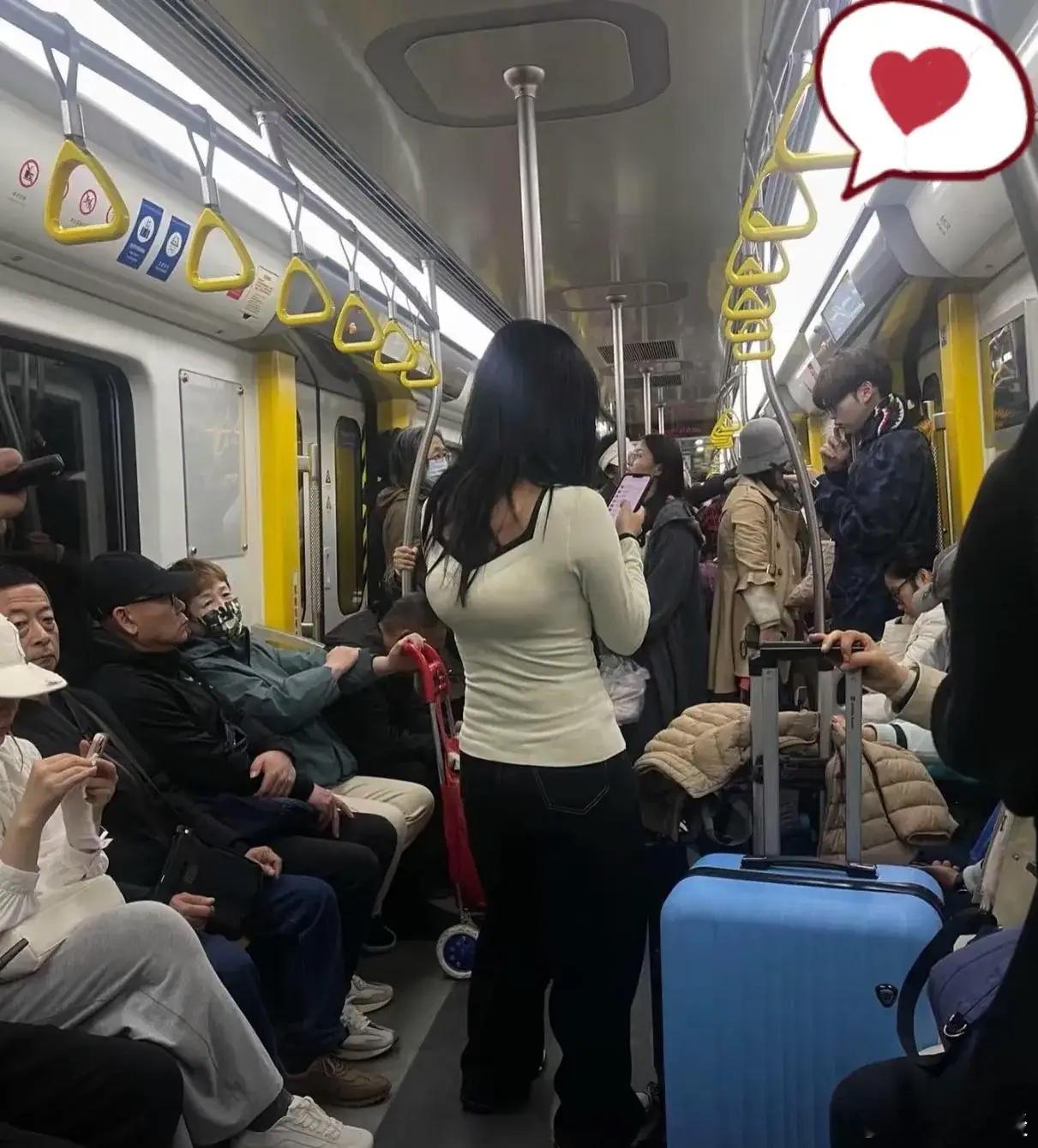 今天地铁上看到一姑娘穿个紧身衣，后背那商标都支棱着，明摆着穿反了！她就站我旁边刷