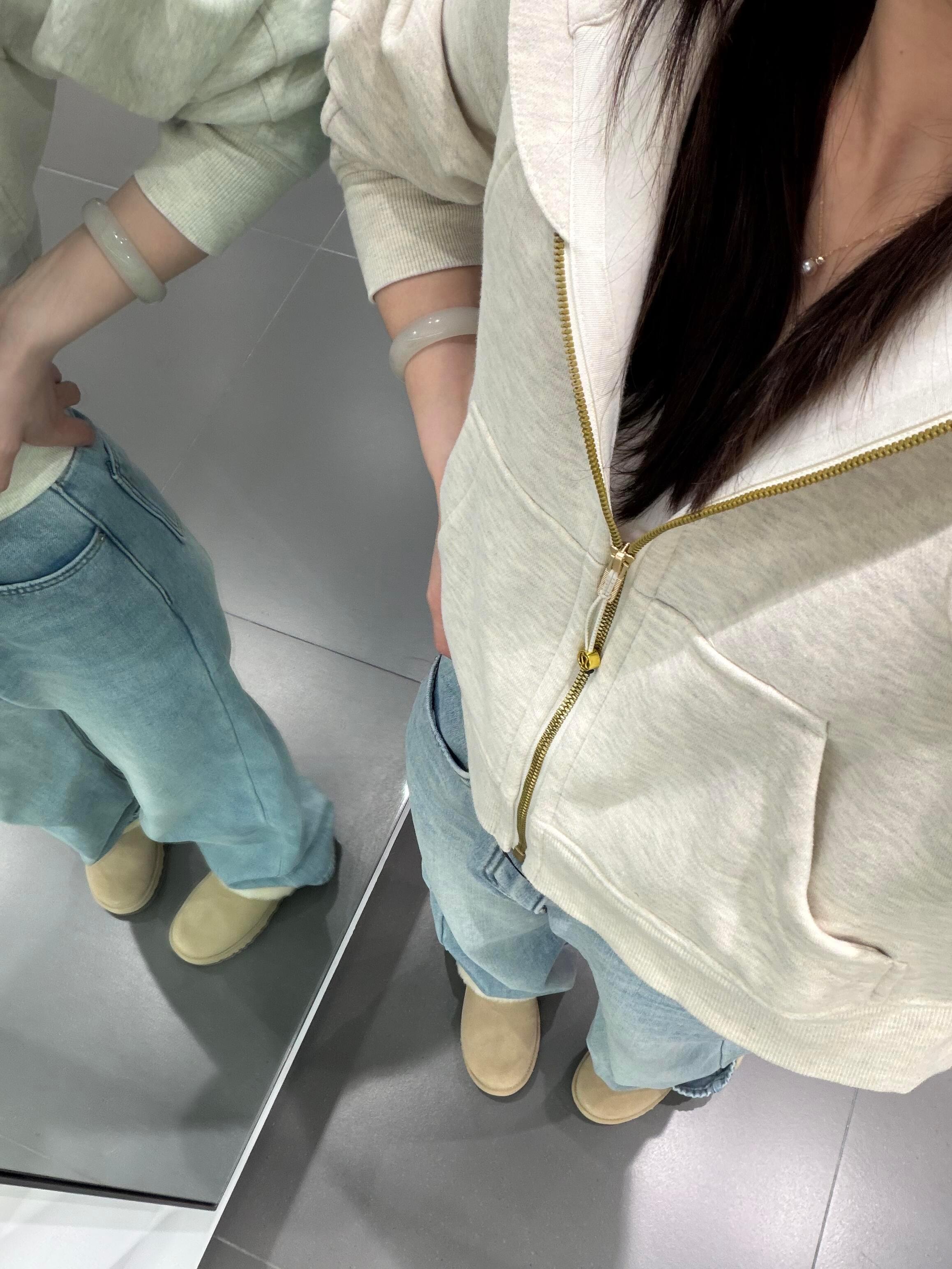 这是我试过鞋底子最软的鞋底子可能是新鞋的缘故鞋里毛毛巨暖和！！！关键这沙色我真