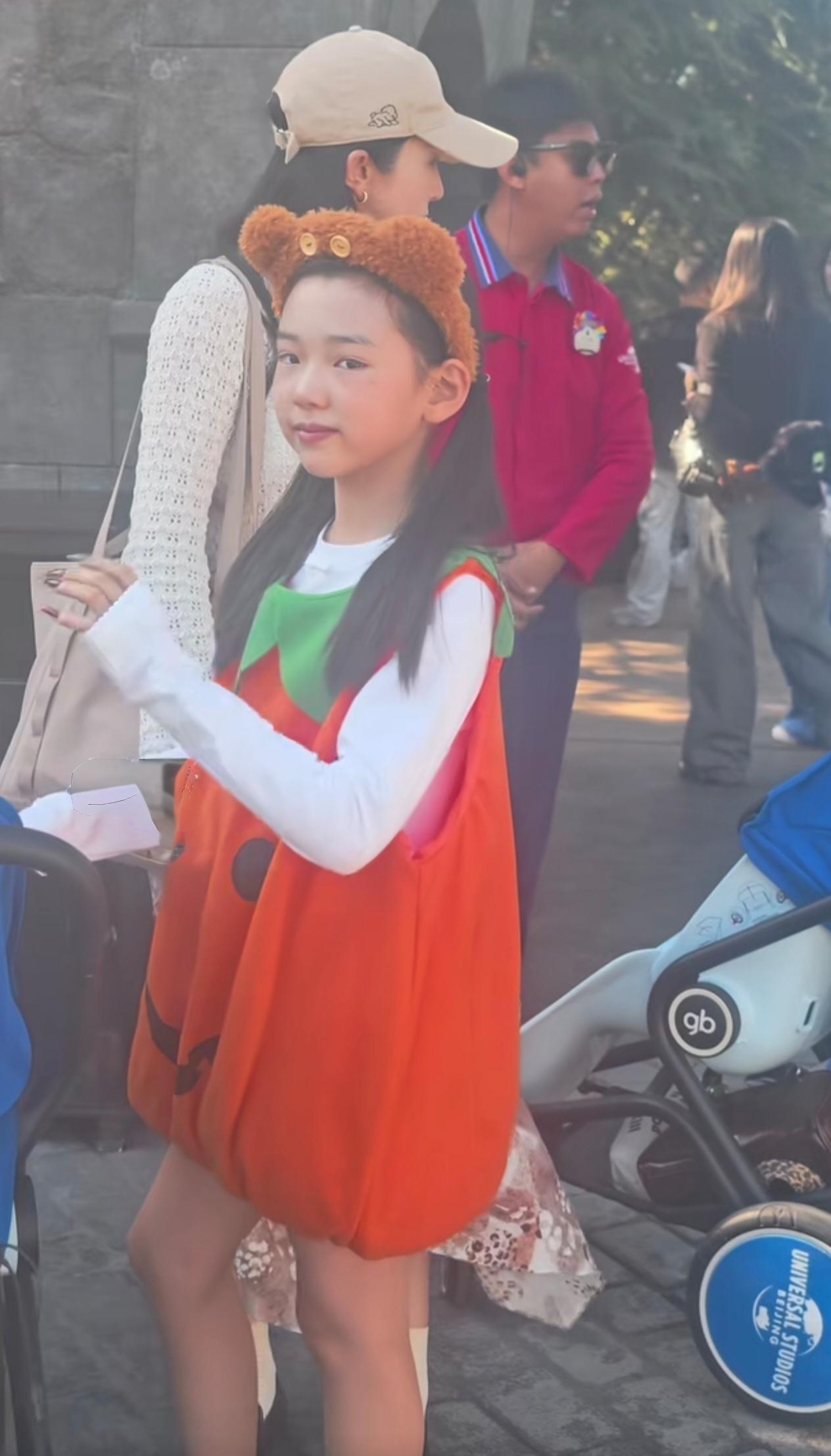 2026年9月13日，董璇带着女儿小酒窝现身北京环球影城，小酒窝身穿可爱南瓜连衣