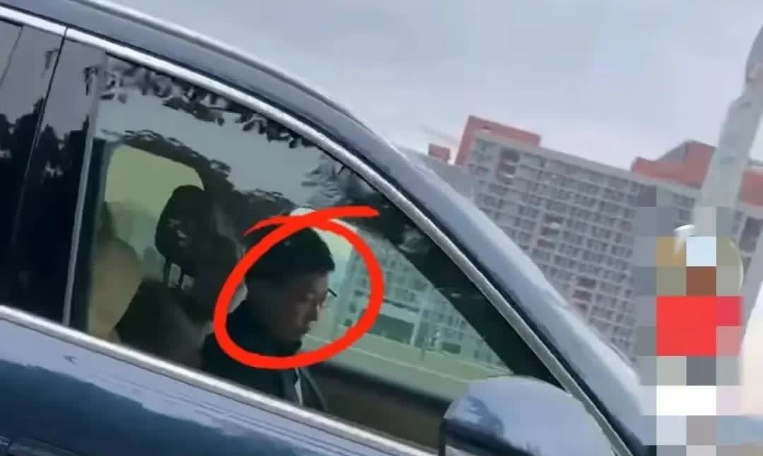 我怀疑过余承东是真睡着了也怀疑过他只是低头看手机但万万没想到，这原来是他