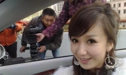 当年拍爱情公寓的时候，为了拍摄真实的场景剧组真的租了一条公路。​​​