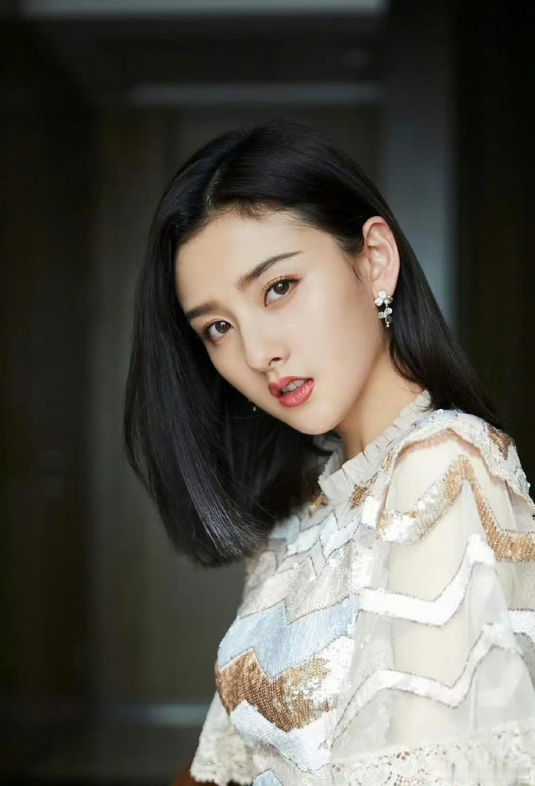 宋祖儿剪短发解锁短发新模样！宋祖儿换新发型惊喜感拉满。长发温婉灵动，短发利落英气