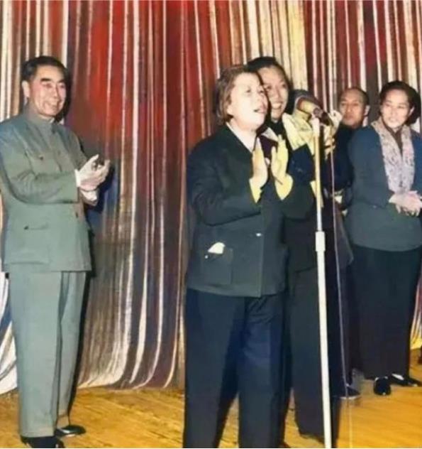 邓颖超在联欢会上唱歌，周总理在她身后鼓掌​​​