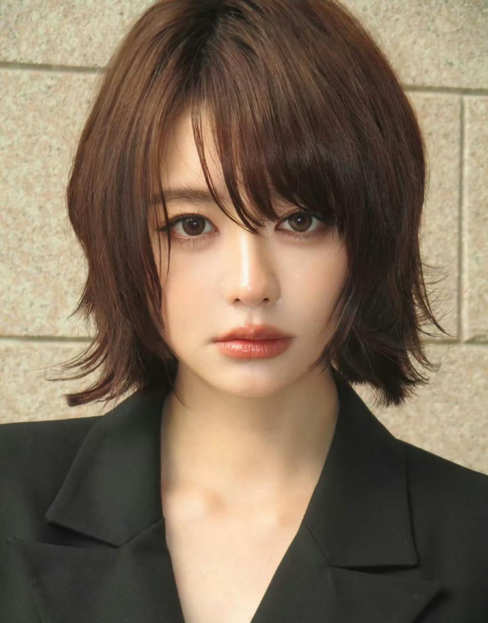 大家有没有发现黄晓明新签的这个小艺人，竟然有点神似李菲儿和大宝贝看来不管多少