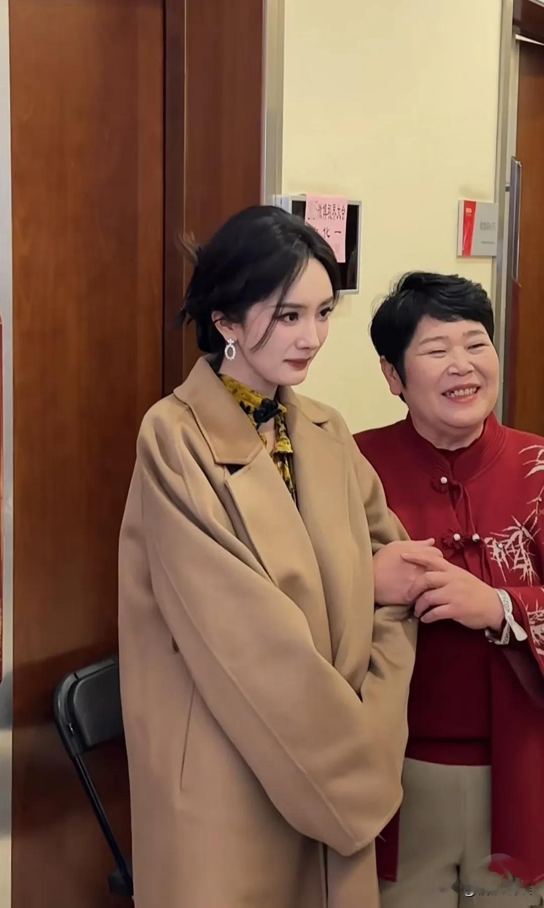 不怪杨幂在娱乐圈混的好，除了颜值和演技，她的情商真不是一般的高！在“微博视界大