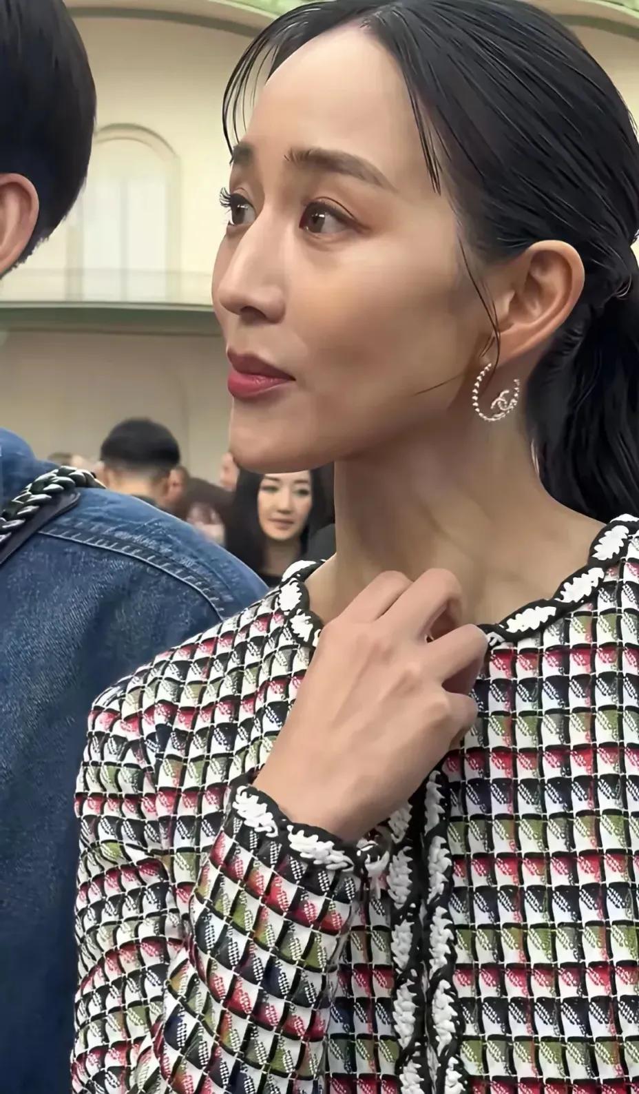 你能认得这位明星吗？素颜下的真实状态，看不出哪里美，一旦化妆起来，那可是天生丽质