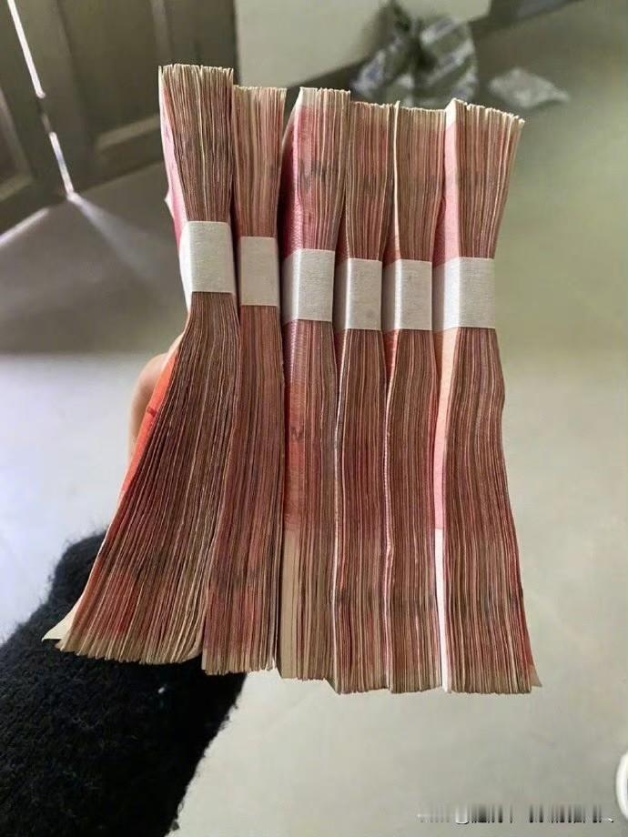 20岁的小姐妹真的超好哄！有钱花+点甜言蜜语就能把她哄得眉开眼笑了，主打一个吃