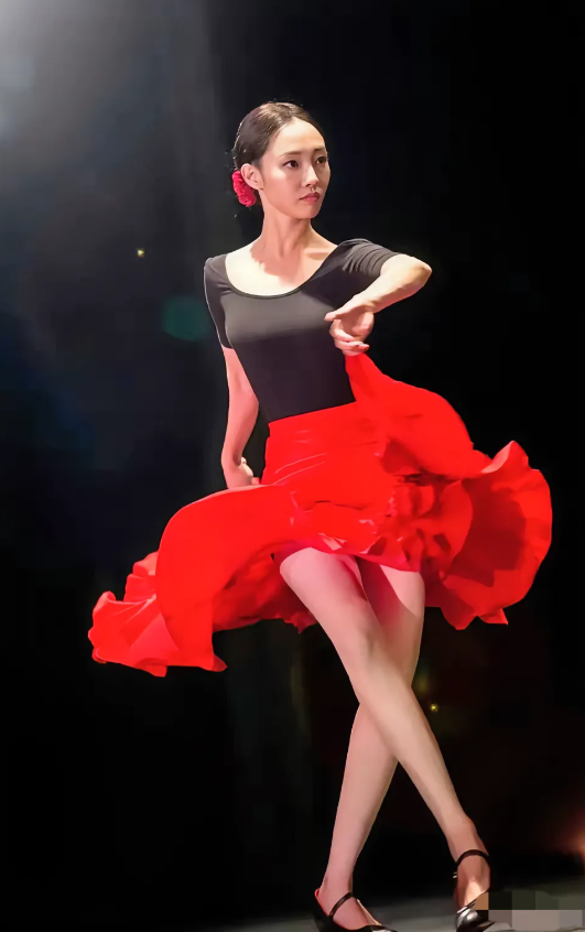 白百何，171cm，穿上红裙跳舞气场全开，活力十足！