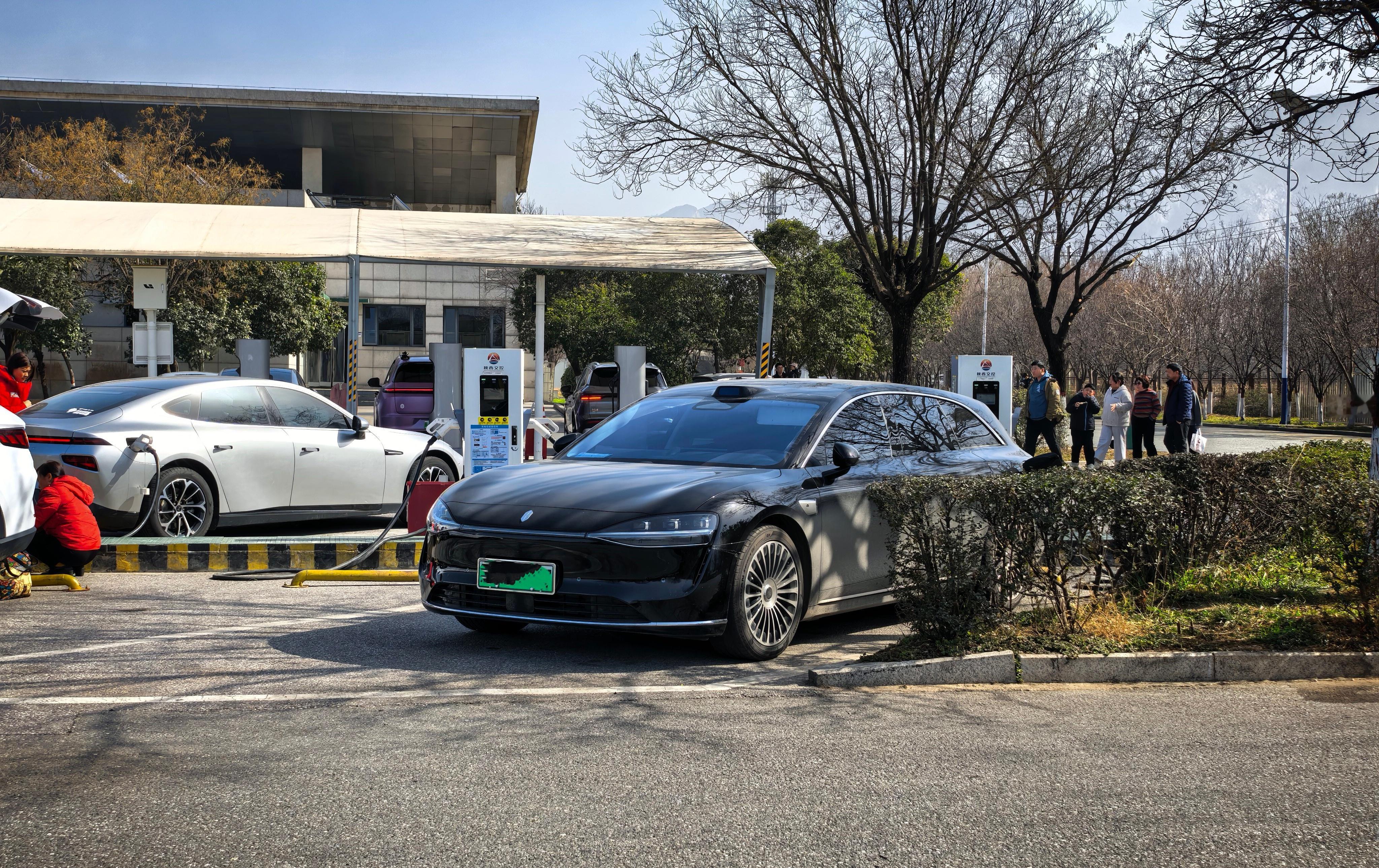 今天我在高速服务区碰见一辆享界S9T