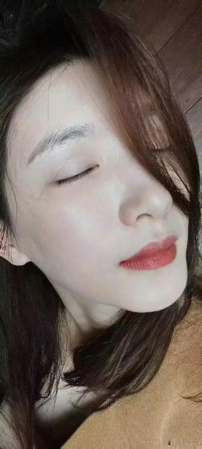 江疏影这个自拍角度太绝了，闭眼陶醉享受！说一句真心话，化完妆起飞，没化妆一般般