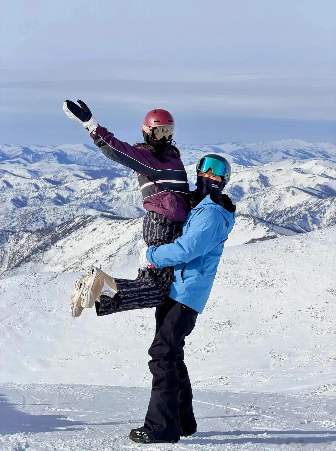 杨采钰与老公滑雪时，被高高举起的瞬间超甜。她素颜状态佳，眉眼间竟与刘亦菲有几分神