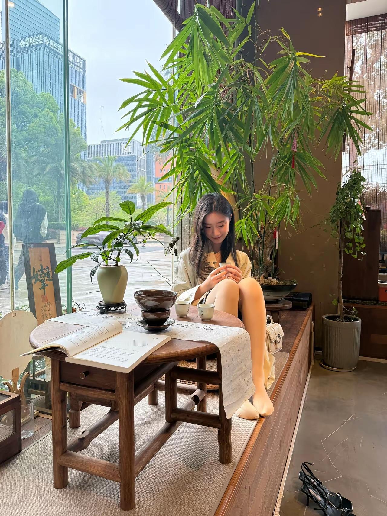 春日午后，脱鞋上炕喝茶