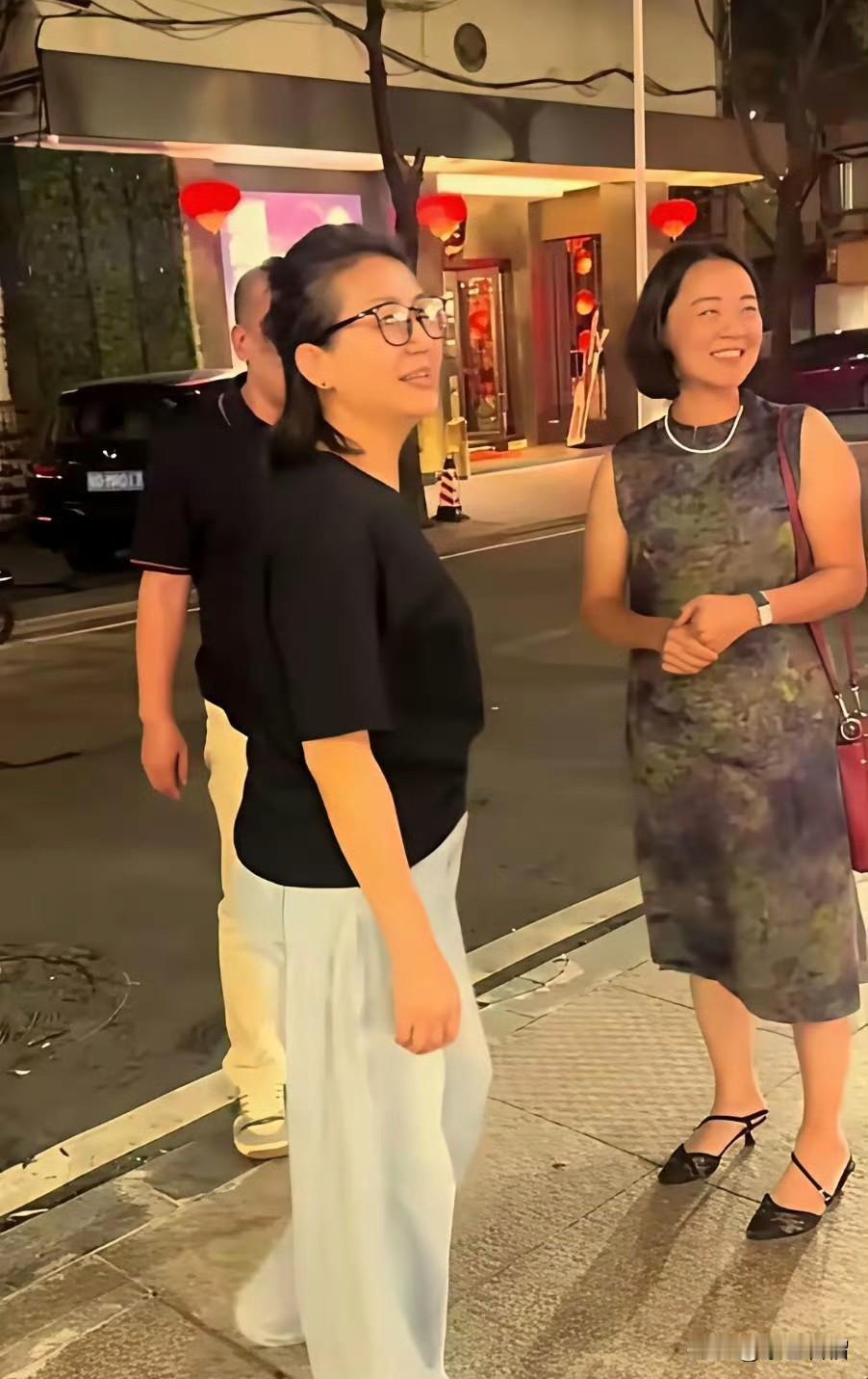 万万没想到，这居然是前央视主持人王小丫。近日有网友偶遇王小丫和友人相聚。已经5