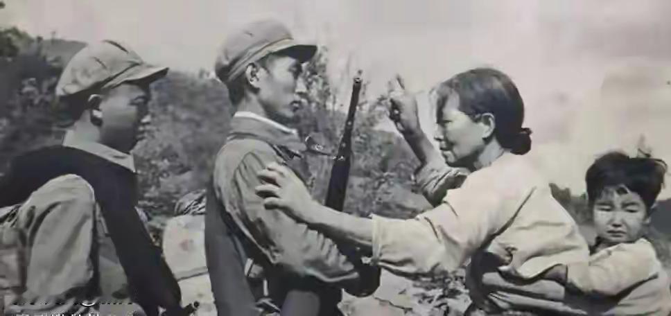 1953年朝鲜战场，志愿军有着一条铁律，官兵和朝鲜妇女发生越界关系，最高可判死刑