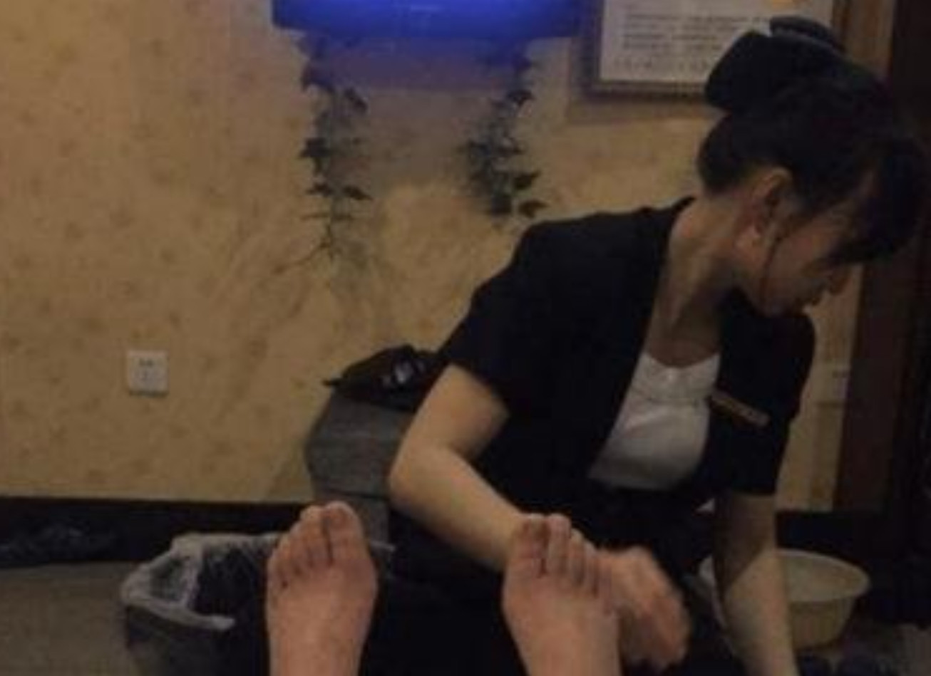 朋友是开足疗店的，给我讲了件离谱的事。店里周五下午经常会来一个穿着衬衫西裤，