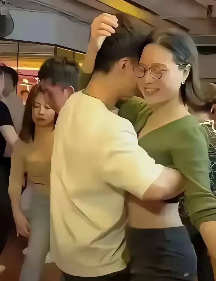 如果爱还在你心中没有离开，要多少年以后才能大胆的说出来！