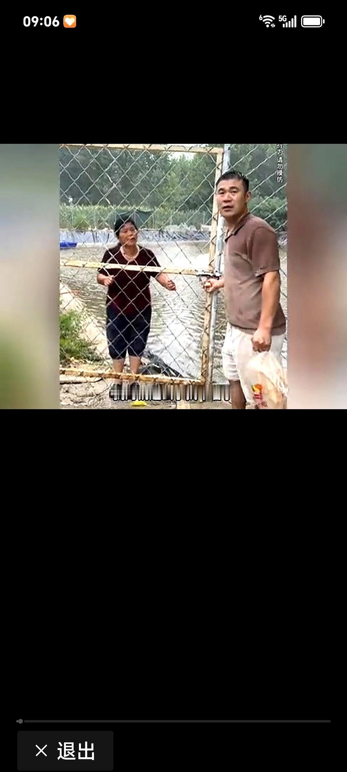 阿杜母子的事儿比演电视剧还精彩。老壳子趁着李佳去大棚的空当跑去偷拿人家的菜籽油